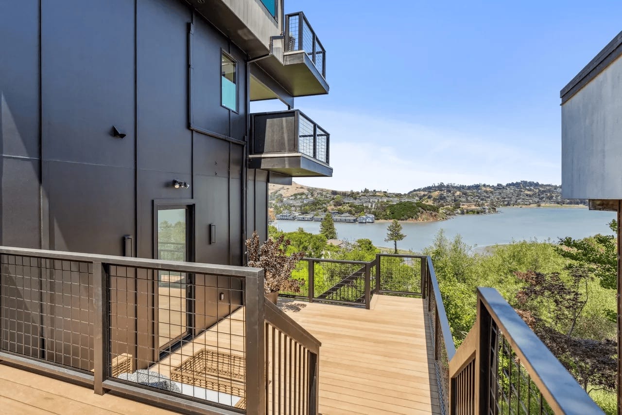 OUTDOOR LIVING